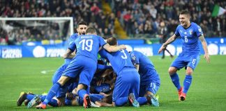 Gli azzurri esultano al gol di Barella