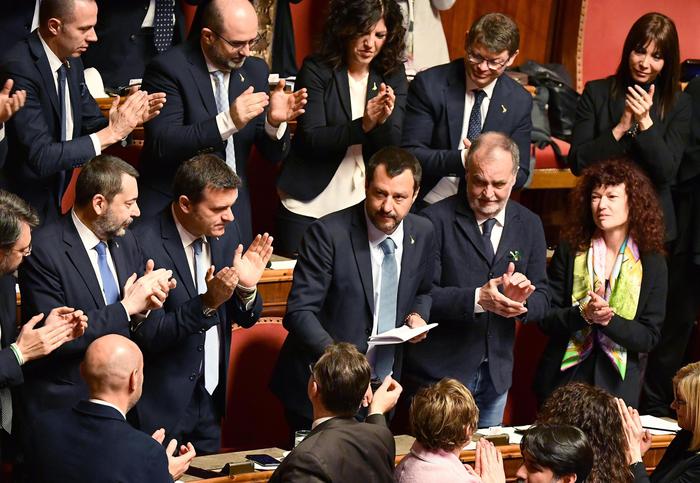 Matteo Salvini tra i banchi della Lega al termine del suo discorso sul caso Diciotti.