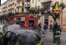 Auto distrutta dalle fiamme in centro a Cosenza incendio auto via misasi Cosenza