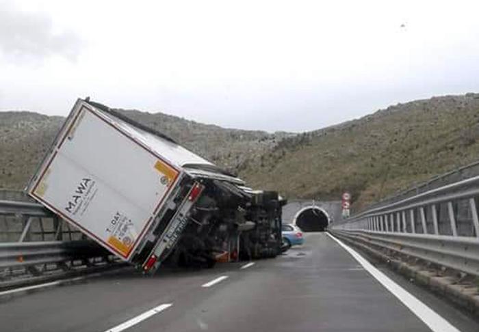 Forti raffiche di vento sull'Autostrada del Mediterraneo, si ribaltano due Tir