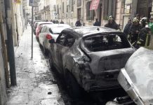 Due auto distrutte dalle fiamme nel centro di Reggio, indagini incendio auto reggio