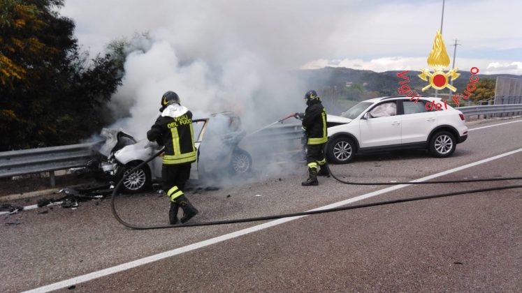 auto in fiamme dopo incidente
