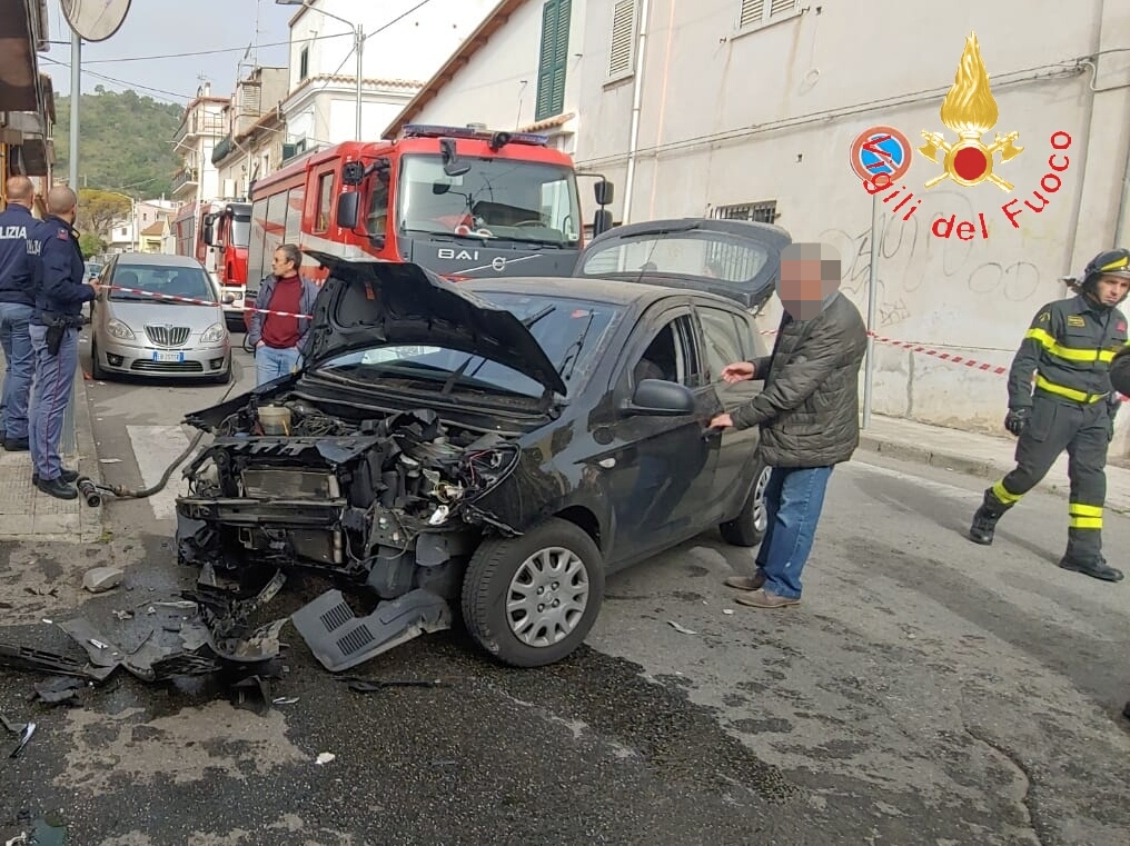 Incidente a Catanzaro tra un'auto e un furgone, due feriti