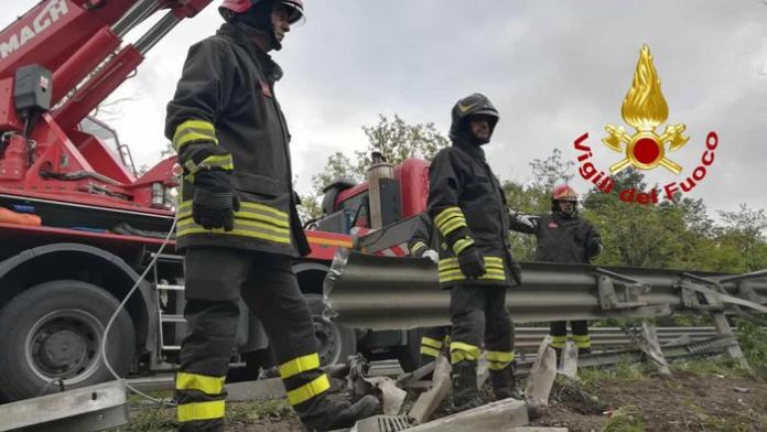 Bus si ribalta vicino Siena, un morto
