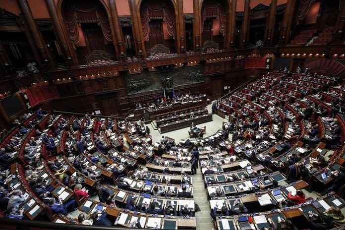 Riforme:al via Aula, al voto emendamenti taglio parlamentari Via libera della Camera per la riduzione dei parlamentari