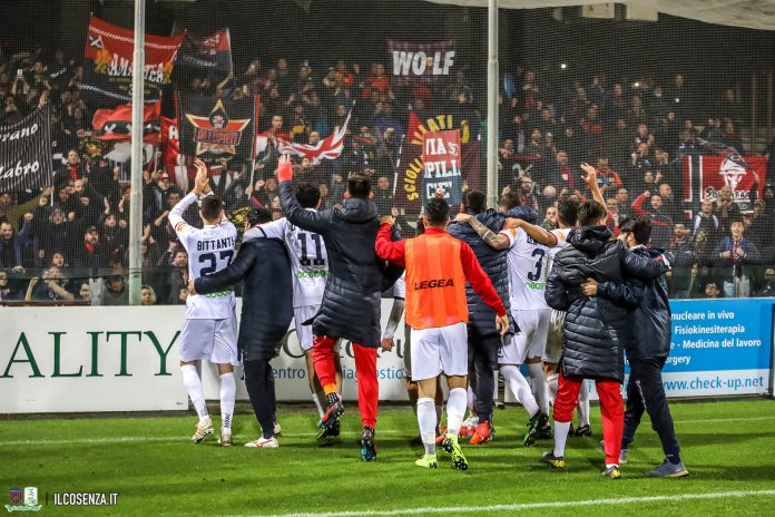 Salernitana Cosenza 1-2 I calciatori del Cosenza esultano a fine gara