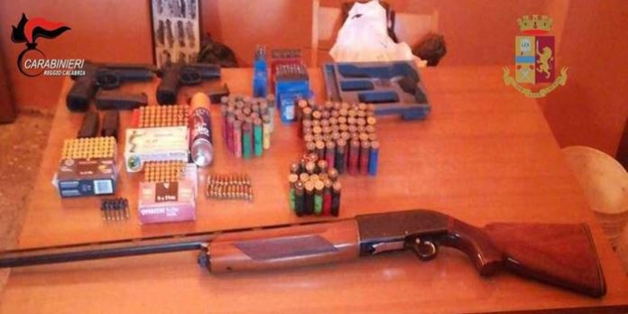 Pistole e fucile trovati nel reggino da carabinieri e polizia Pistole e fucile trovati nel reggino da carabinieri e polizia