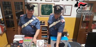 Fanno “shopping” senza pagare, arrestati due studenti
