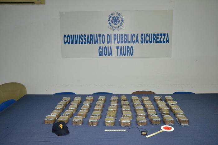 Droga: bloccati su Salerno-Reggio Calabria con 50 chilogrammi di hashish, due arresti della polizia