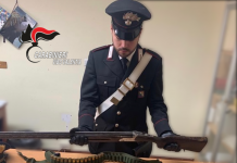 Fucile e munizioni sul tetto di casa, due arresti nel Vibonese