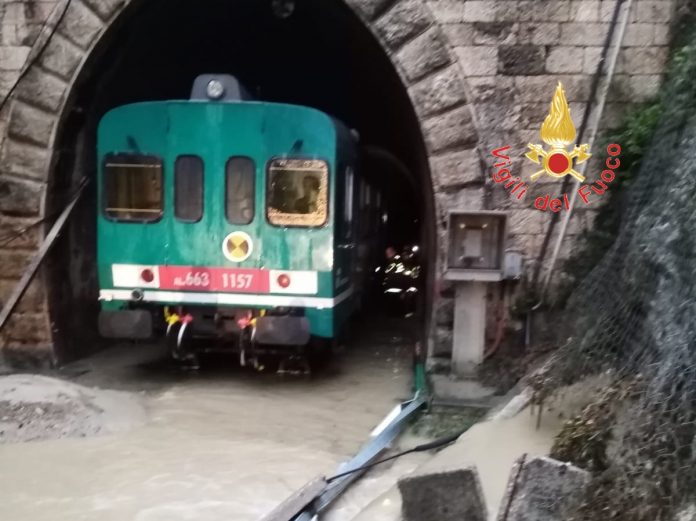 treno galleria acqua maltempo