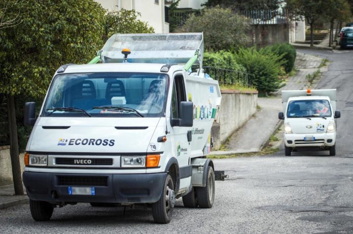 mezzo raccolta rifiuti ecoross
