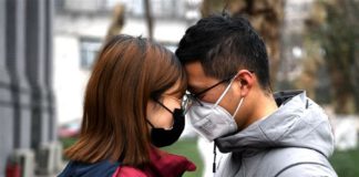 Coronavirus, 9 italiani rientrano da Wuhan. Morto il primo straniero. E’ un americano