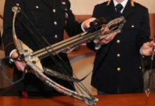 Tenta di uccidere i vicini con una balestra, arrestato