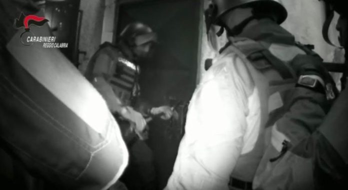 blitz reggio uomo barricato