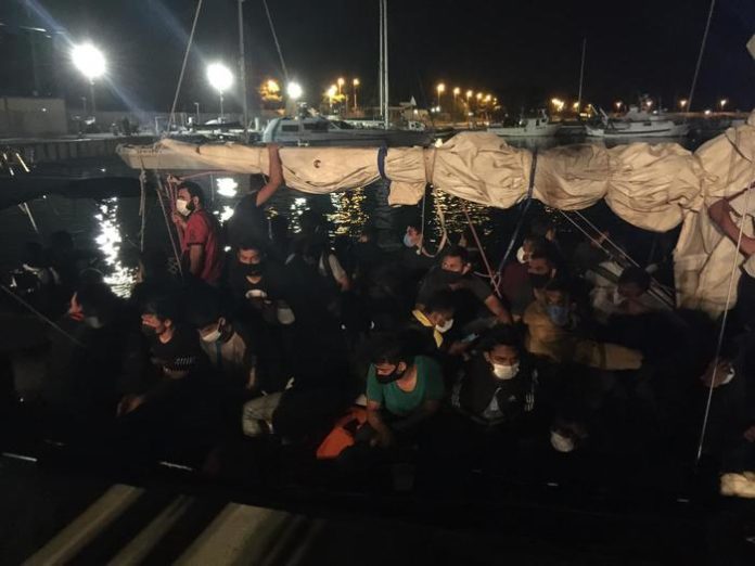 Migranti:in settanta arrivati in porto a Roccella Jonica