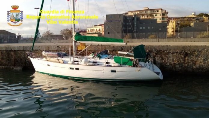 Veliero migranti ormeggiato