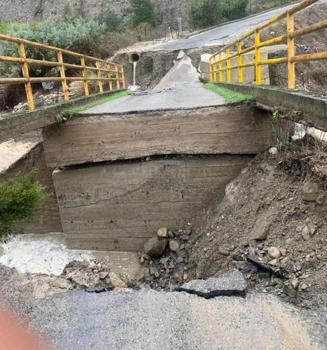 Maltempo: crolla ponte nel crotonese, nessun ferito ++