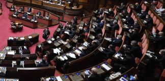 Conte al Senato, è caccia ai voti in aula: i sì potrebbero essere 153