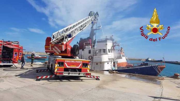 incendio imbarcazione kr