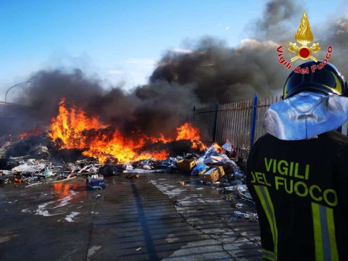vigili del fuoco incendio rifiuti kr