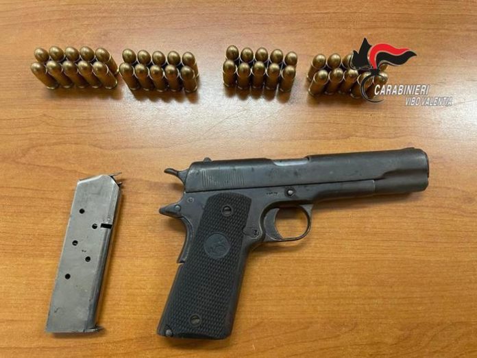 Armi: nascondeva pistola in casa, arrestato