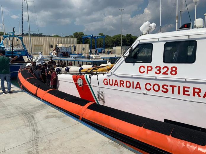 Migranti Guardia Costiera