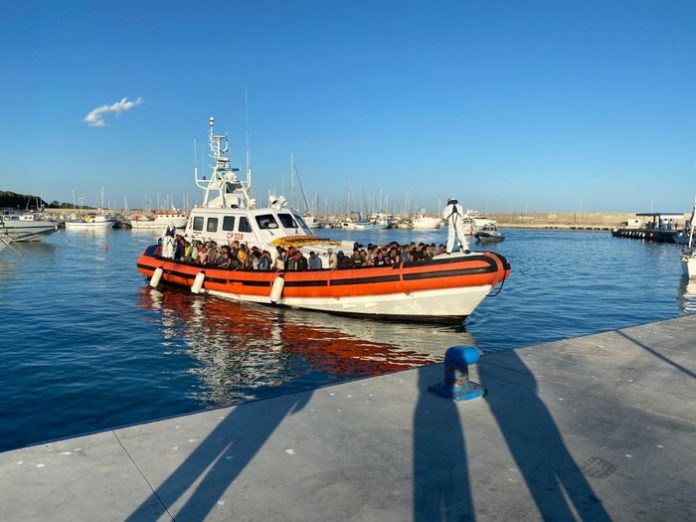 guardia costiera migranti