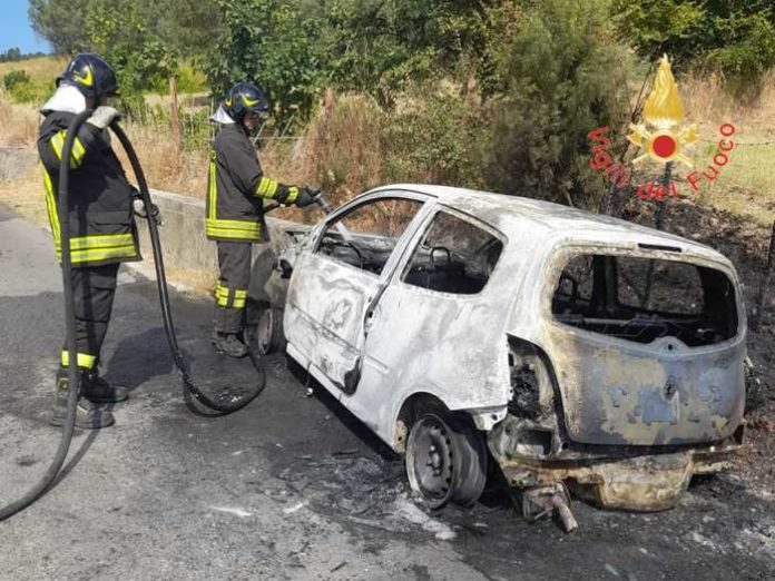 incendio auto vigili del fuoco3