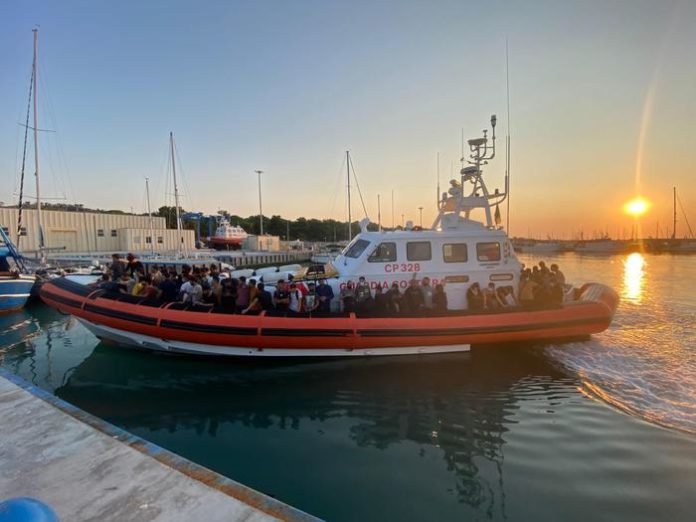 Migranti: sbarco a Roccella Ionica, arrivati in un centinaio