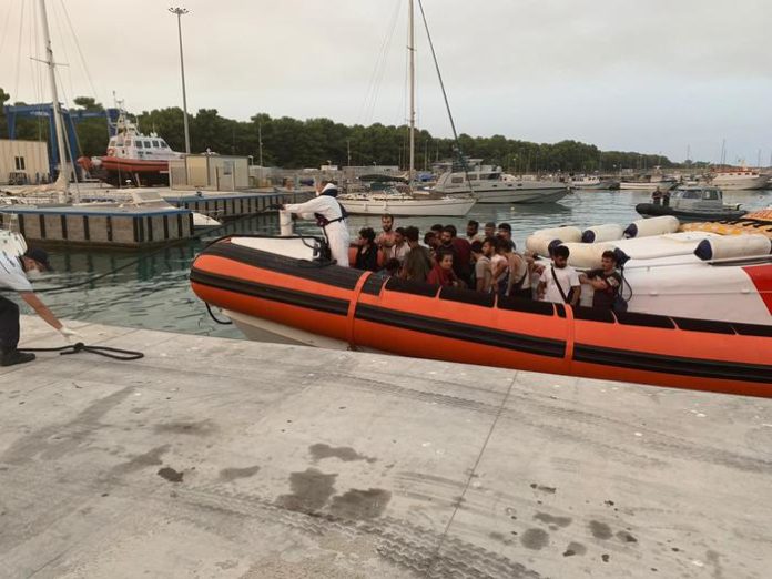 sbarco migranti guardia costiera
