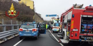 Strage sull’A1, camion sbanda su corsia opposta: 3 morti e 18 feriti
