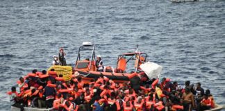 Quasi 500 migranti sbarcano nel porto di Crotone