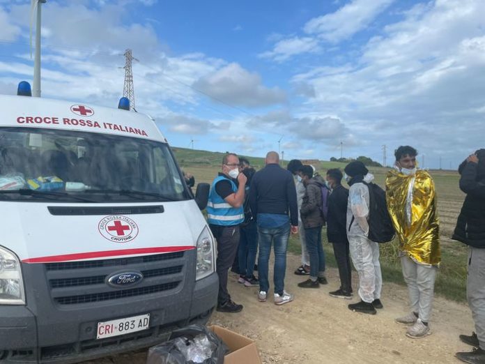 migranti sbarco cri