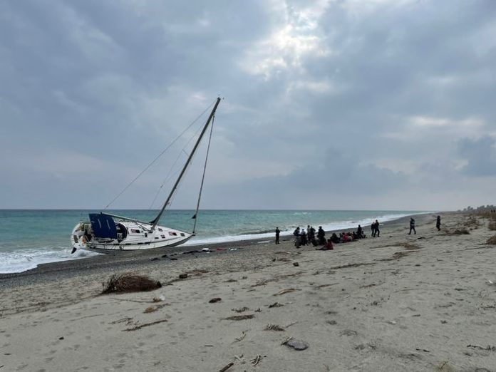 veliero migranti spiaggiato