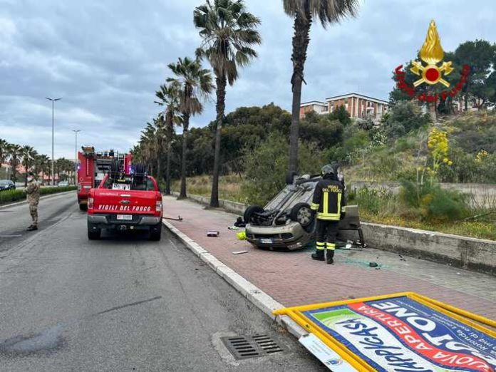 incidente crotone auto ribaltata