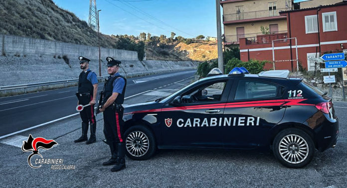 MELITO DI PORTO SALVO, 37ENNE MINACCIAVA PASSANTI ARMATO DI COLTELLO ARRESTATO DAI CARABINIERI. (2)