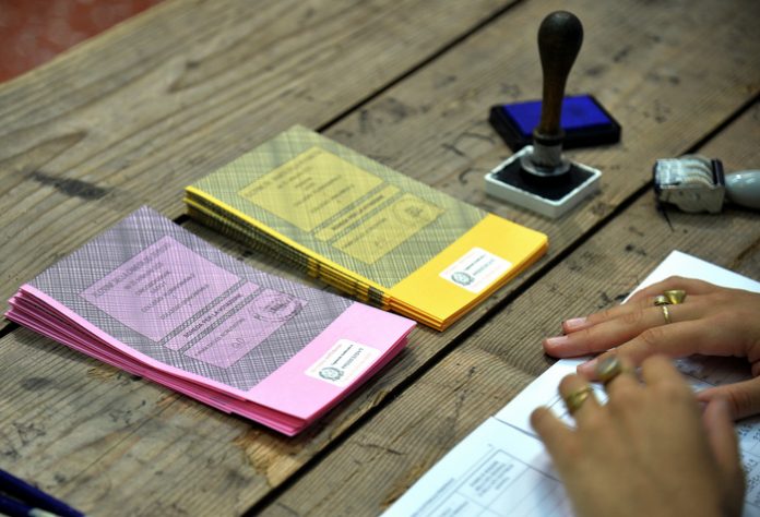Elezioni 2022. Operazioni di voto nel seggio elettorale allestito nella Scuola "Settembrini" in Via del Lavatore