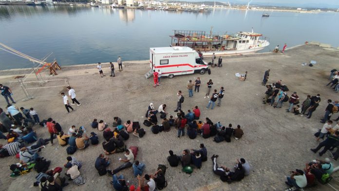 migranti porto di crotone3