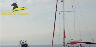 106 migranti sbarcano a Corigliano, a bordo un cadavere. Fermati gli scafisti