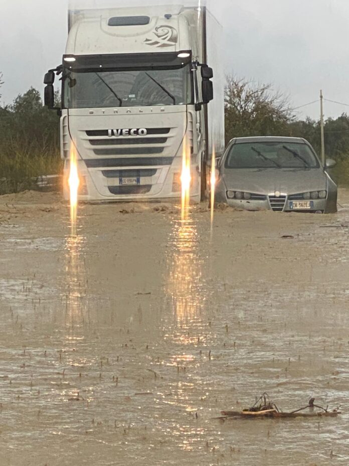 maltempo in calabria allagamento strade (1)