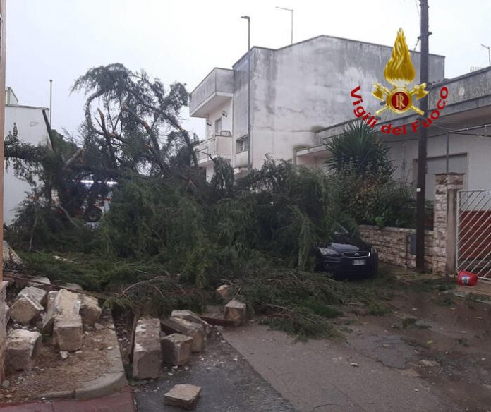 Maltempo: temporali e tromba d'aria in Salento, danni