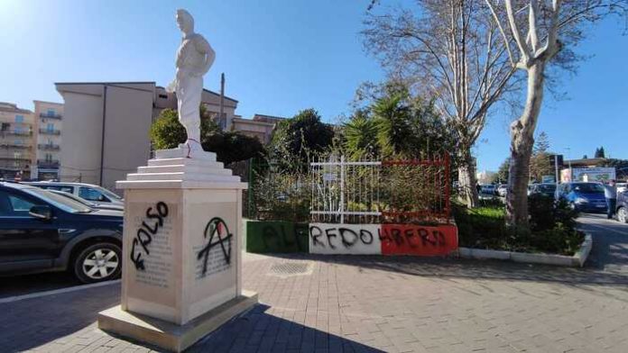 anarchici imbrattano monumento Crea Crotone