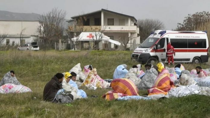 migranti naufraghi Cutro1