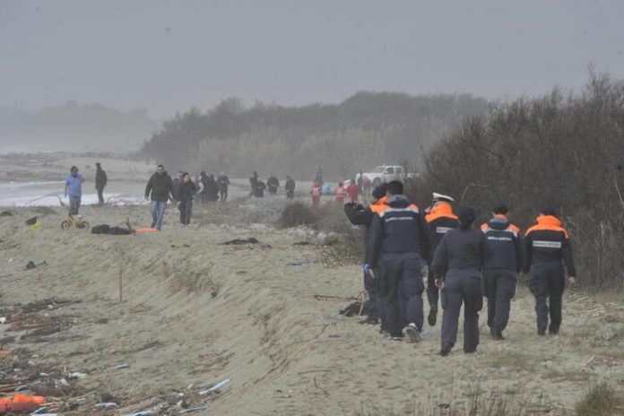++ Migranti morti: vittime salgono a 30, molti cadaveri in mare