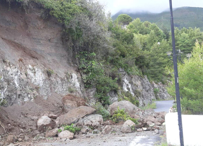 costone roccioso strada Praja a Mare