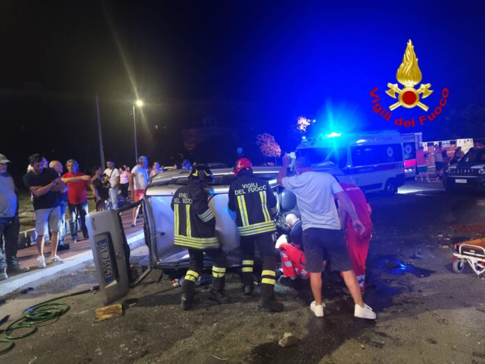 auto ribaltata incidente stradale kr