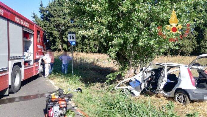 incidente stradale auto contro albero cz