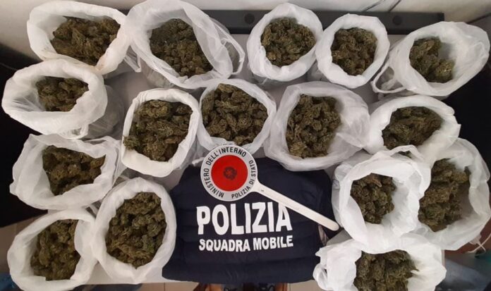 polizia kr sequestro marijuana