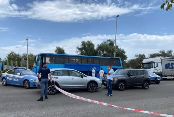 senzatetto muore in bus